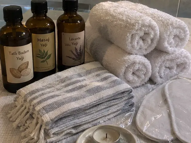Tatlı badem ve lavanta yağı, havlular, peştemal ve mum — Kanarya, Masaj Salonun