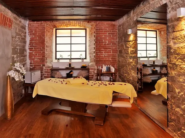 Tuğla duvarlı, gül yapraklı masaj odası — Kanarya, Masaj Salonun