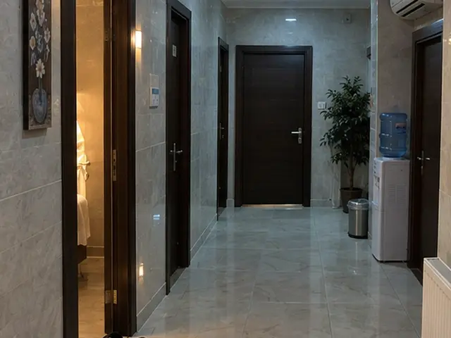 Aydınlık mermer koridor ve bekleme köşesi — Kanarya, Masaj Salonun